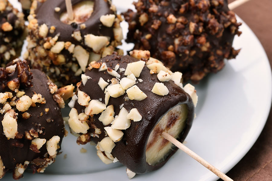 04-Postre-congelado-de-fruta-con-chocolate-y-almendra (1)