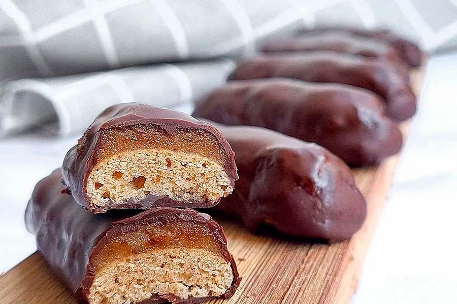 Ingredientes para hacer barritas de chocolate y caramelo keto