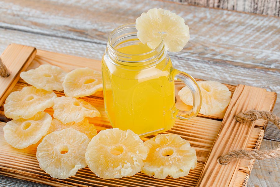Piña deshidratada y zumo de piña