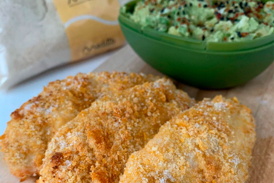 SOLOMILLITOS DE POLLO REBOZADOS CON ALMENDRA Y CORN FLAKES Y GUACAMOLE DE MANGO